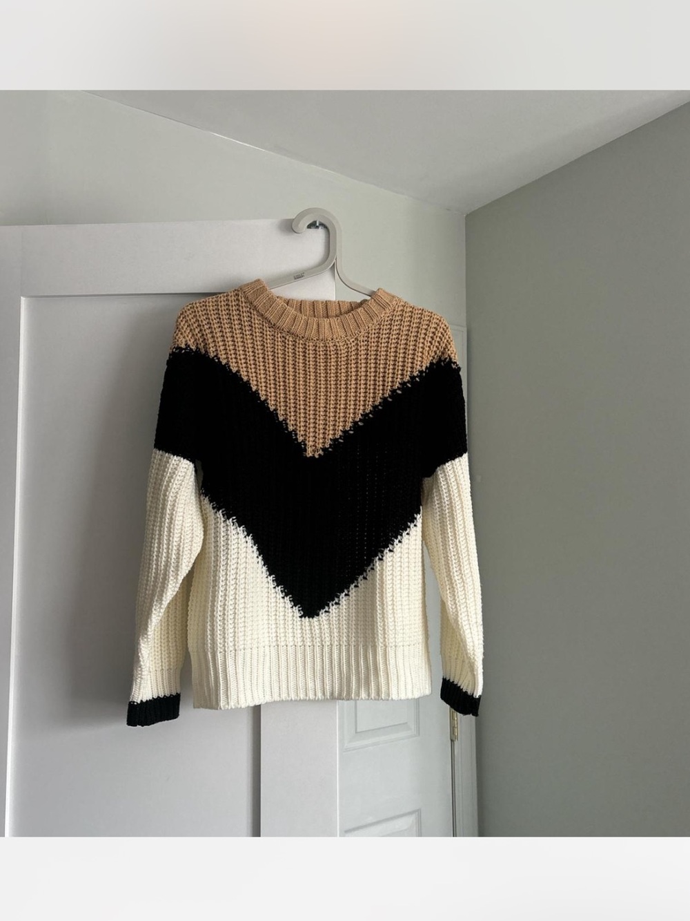 Haute rogue Chevron Colorblock Crewneck Sweater in Tan, Black & White